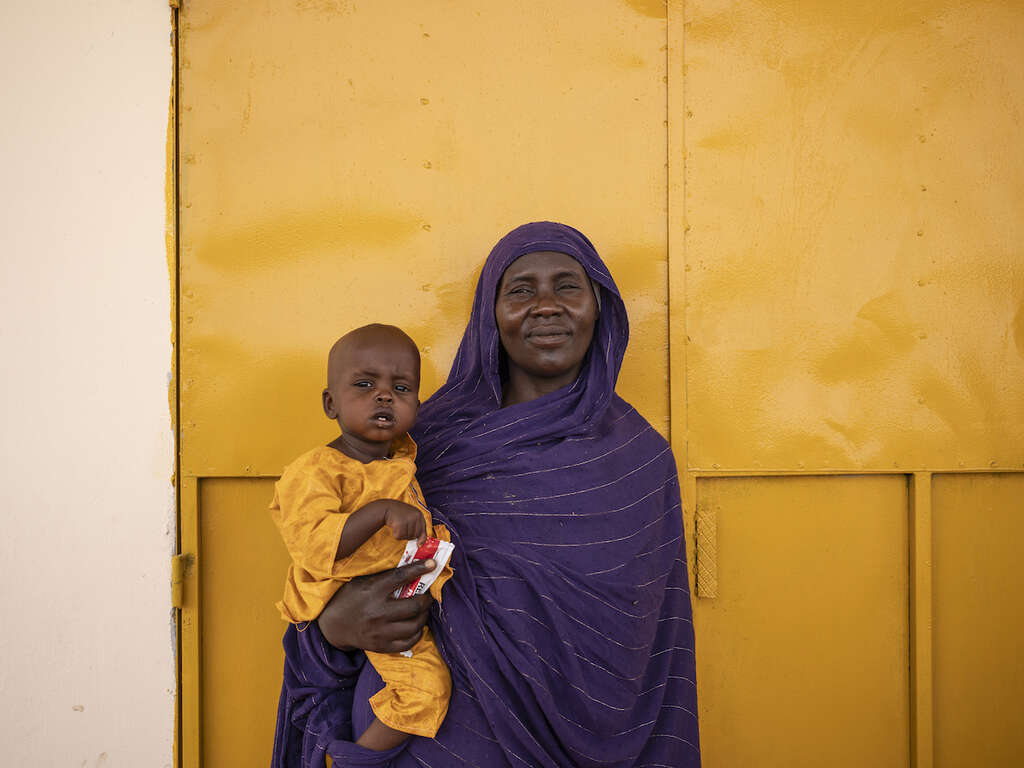 전쟁으로 수단을 탈출한 사파. 국제구조위원회의 도움으로 치료받은 조카를 안고 있습니다. 